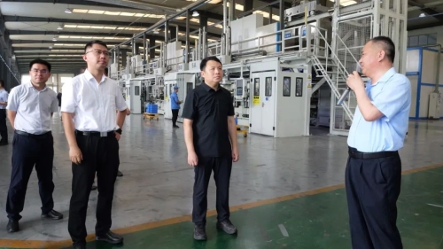 解洪涛调研区工业项目建设指挥部及汽车内饰件产业发展工作