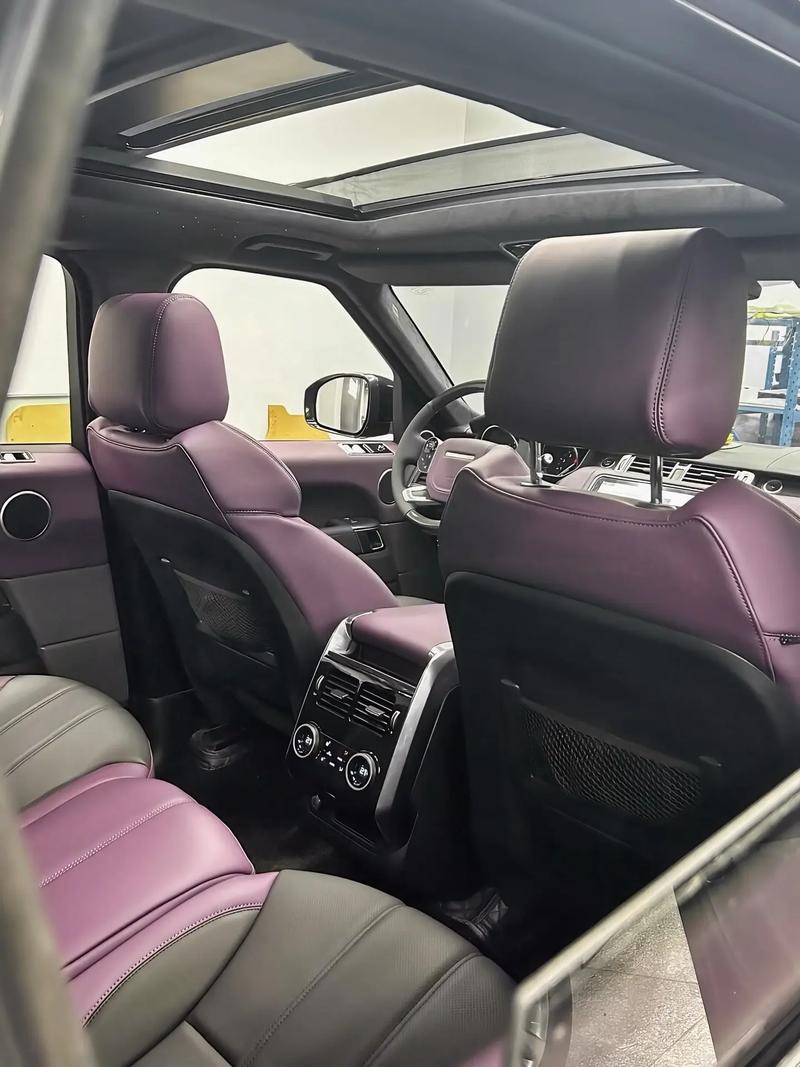 路虎车型的独特魅力 树莓紫拼黑内饰与橡胶制品的完美结合